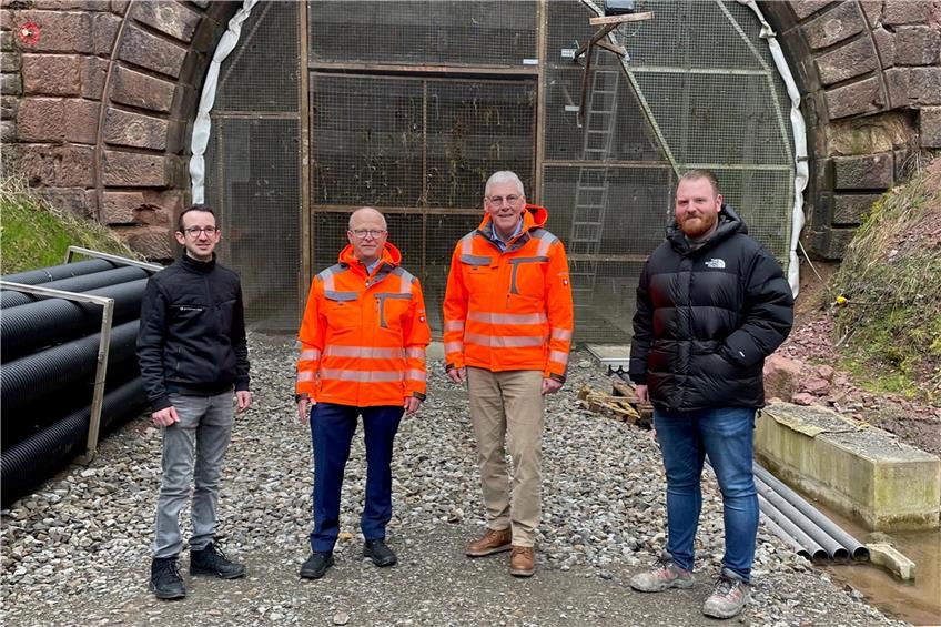 Von links: Albrecht Joos, Michael Theurer, Helmut Riegger und Kai Kübler vor dem Tunneleingang in Hirsau. Bild: Landratsamt Calw