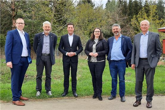 Von links: Bürgermeister Ferdinand Truffner, Armin Gallatz (Innovationscampus), Manuel Hagel MdL, Katrin Schindele MdL, Volker Gallatz (Innovationscampus), Prof. Heinz Voggenreiter (DLR). Privatbild