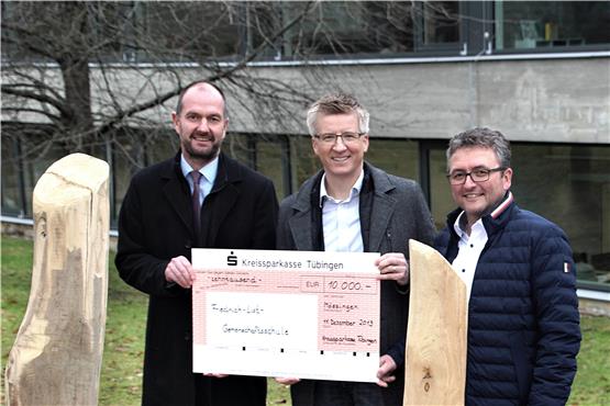 Von links: KSK-Regionaldirektor Marc Schmid, Schulleiter Udo Kranich und OB Michael Bulander.Bild: Michael Tschek