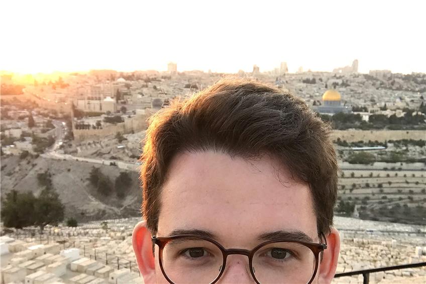 Vor Ölberg aus aufgenommen: Moritz Blank aus Selfie-Perspektive vor der Stadtsilhouette Jerusalems.