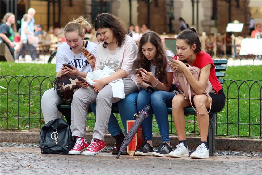 Vor allem junge Menschen verbringen viel Zeit am Smartphone. Umso sinnvoller ist es, mit einer Prepaid-Karte die Kosten im Blick zu behalten. Bild:  Pixabay.com © ghcassel (Pixabay License)