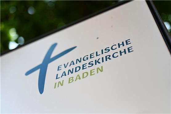 Vor dem Sitz der Evangelischen Landeskirche in Baden (Ekiba) ist eine Informationstafel angebracht. Foto: Uli Deck/dpa