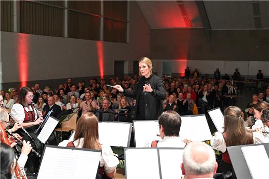 Vor vollem Haus dirigierte Bernadette Keppler den Musikverein Göttelfingen in der Korntalhalle.Bilder: Diana Wally