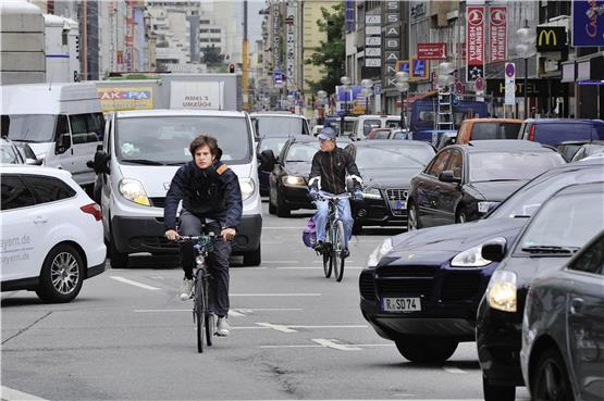 Vorbeischlängeln, abbremsen, anfahren: Fahrrad- und Autofahrer kommen sich im Straßenverkehr häufig in die Quere. Foto: Imago