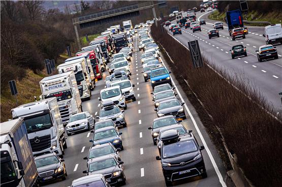 Vorerst vom Tisch: temporäre Fahrverbote auf deutschen Autobahnen Bild: Moritz Frankenberg/dpa