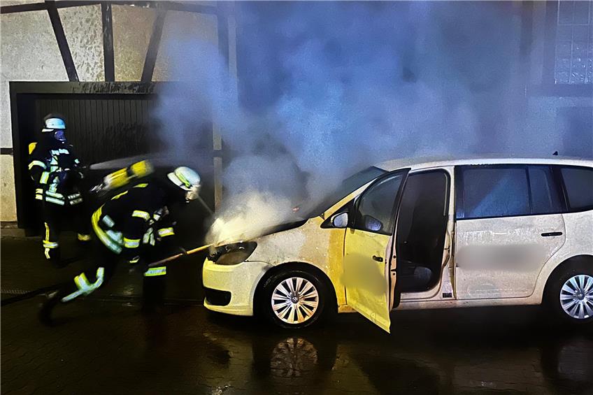 Während der ein Trupp das brennende Taxi löschte, kümmerte sich der andere um das angrenzende Gebäude. Bild: Feuerwehr Eutingen