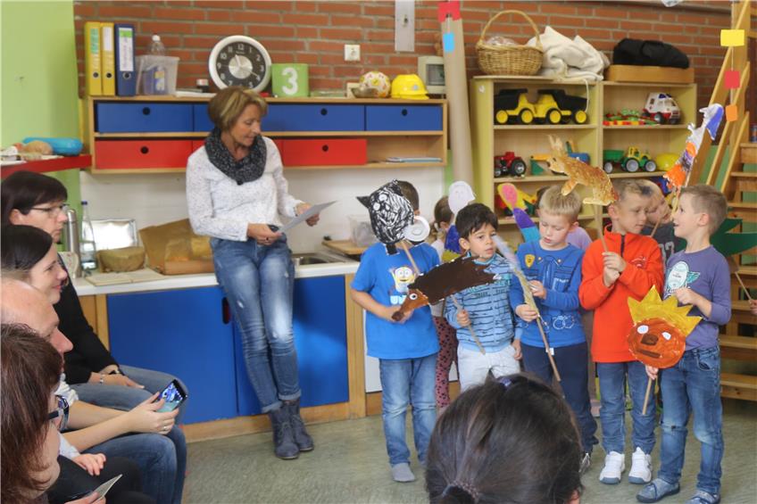 Während die Kids beim kleinen Empfang in Empfingen selbst Theater spielten, hofft Bürgermeister Truffner, dass sein eigenes Kindergarten-Theater jetzt aufhört.Bild: Wewoda