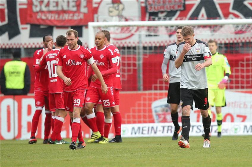 Während die Würzburger jubeln, herrscht bei den VfB-Akteuren Frust  wie bei Simon Terodde. Foto: Eibner
