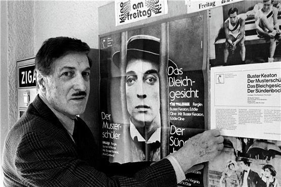 Walter Schlegel wechselt die Kinoplakate. Das Foto entstand 1998 zu seinem 70. Geburtstag. Bild: Klaus Franke