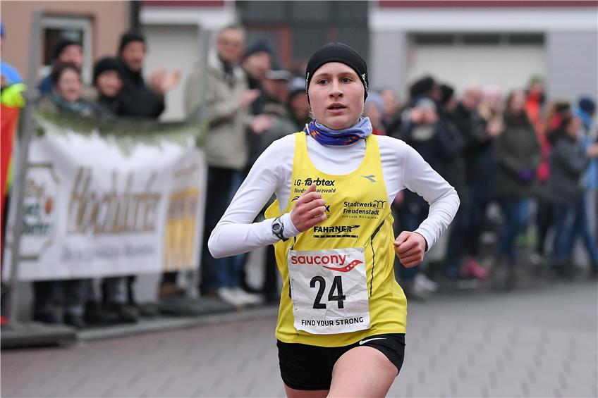 War sowohl beim Dornstetter Adventslauf als auch beim Silvesterlauf in Fluorn-Winzeln nicht zu schlagen: die Läuferin Elena Burkard von der LG Farbtex Nordschwarzwald. Bild: Ulmer