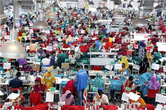 Was verdient die Näherin in Bangladesch (im Bild eine Textilfabrik in Dhaka)? Ist eine Gewerkschaft im Zulieferbetrieb erlaubt? Diese Fragen sollten sich deutsche Unternehmen stellen, die von globalen Lieferketten profitieren, findet iPoint-Geschäftsführer Jörg Walden. Bild: Volker Rekittke
