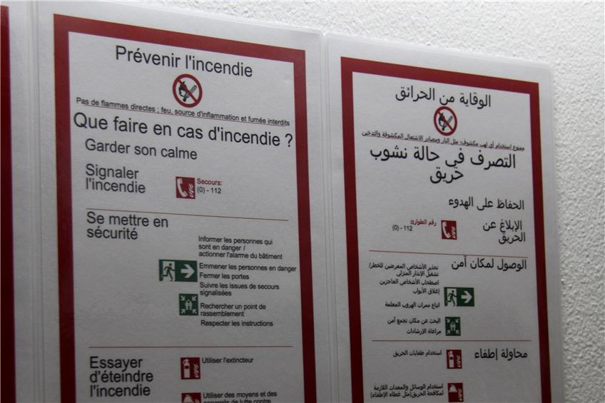 Wegen der vielen Nationalitäten hängen die Hinweise zum richtigen Verhalten im Brandfall im ehemaligen „Schützen“ auch auf Englisch, Französisch und Arabisch aus.