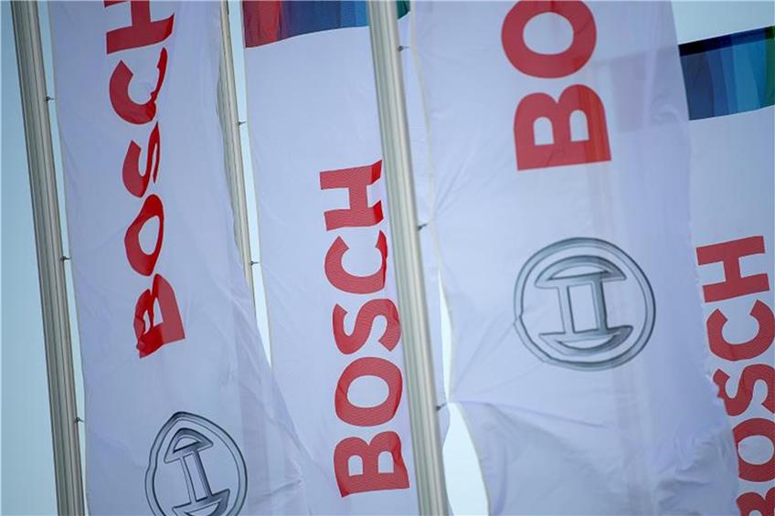 Wehende Fahnen mit dem Bosch-Logo. Foto: Sebastian Gollnow dpa