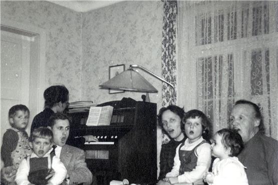 Weihnachtssingen in der Familie Fritz (von links): Rahel Fritz am Harmonium, vor ihr die Buben Eckhart und Thomas mit Vater Karl, rechts die Tante Emma mit den Mädchen Ulrike und Dorothee und der Großmutter Marie Schneck.Privatbild