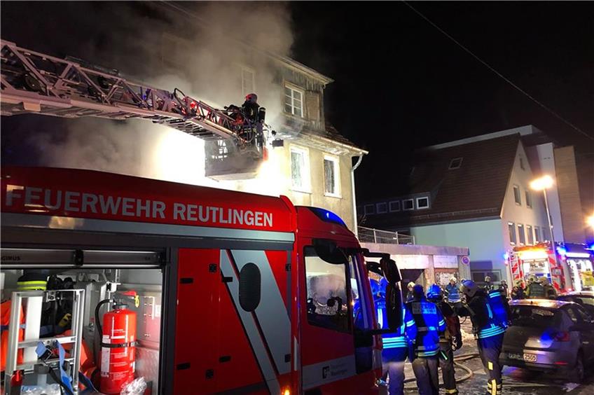 Weil zunächst vermutet wurde, es könnten noch Menschen in dem brennenden Gebäude sein, rückte die Feuerwehr mit einem Großaufgebot samt Drehleiter an. Bild: Feuerwehr
