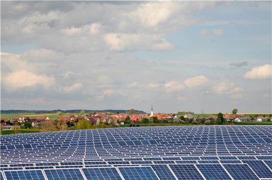 Weitingens Ortsvorsteher Rainer Himmelsbach und seine Räte denken auch an einen möglichen zweiten Solarpark wie den im Gewann „Hirtenhaus“.Bild: Hermann Nesch