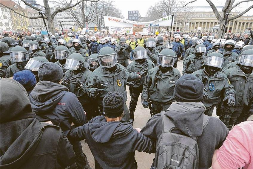 Wenn Demonstranten und Gegendemonstranten aneinander geraten, kann es für die Polizisten dazwischen gefährlich werden. Foto: dpa