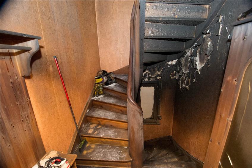 Wenn Husam Amer seine Wohnungstür öffnet, blickt er in ein vom Feuer geschwärztes Treppenhaus. Bilder: Franke