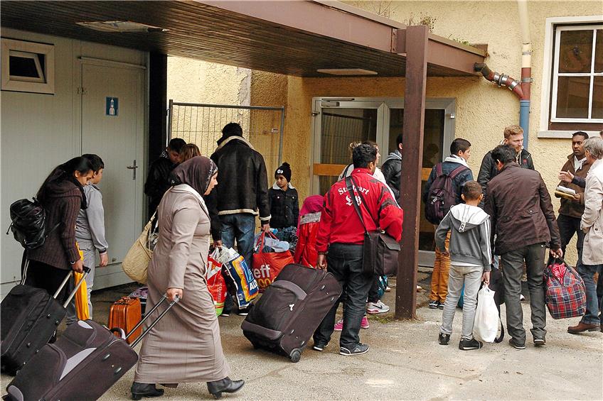 Wenn die Zahl der Flüchtlinge weiterhin sinkt, soll die Notunterkunft in Talheim – hier ein Bild von der Ankunft der ersten Flüchtlinge Ende Oktober 2014 – geschlossen werden. Archivbild: gen