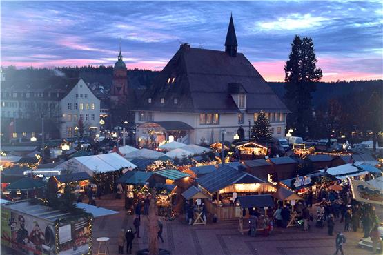 Wenn es dunkel wird, ist die Stimmung auf dem Freudenstädter Weihnachtsmarkt besonders schön. Archivbild: Monika Schwarz