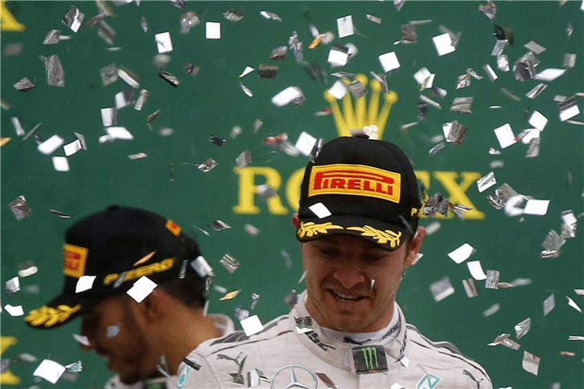 Wer kann in Abu Dhabi feiern: Nico Rosberg (vorne) oder Lewis Hamilton? Foto: dpa