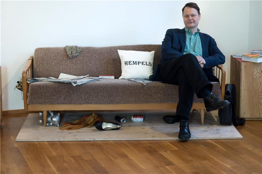 Wer noch weiter forschen will, welches Sprichwort woher kommt: Neben dem Hempelschen Sofa hat Kurator Rolf-Bernhard Essig Nachschlagewerke bereitgelegt. Bilder: Metz