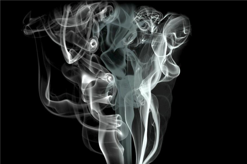 Wer sich das Tabak-Rauchen unabhängig von Ort und Zeit ermöglichen möchte, der schafft sich das nötige Equipment an, um eine private Raucher-Lounge zu kreieren. Bild: pixabay.com © werner22brigitte