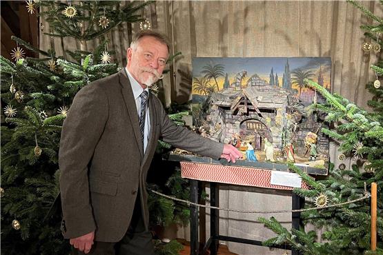 Werner Wiedmaier zeigt einen orientalischen Krippenstall, den Rosemarie Kränzler aus Baisingen dem SAV geschenkt hat.Bild: Andreas Straub