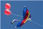 Wetterbild: Die Drachen steigen nur mit Aufstiegshilfe von Luftballons beim Drac...