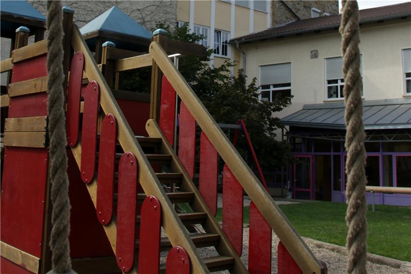 Wie Kinder auf einem Klettergerüst kennen die Betriebskosten für Kindergärten gerade nur eine Richtung: nach oben. Archivbild: Cristina Priotto