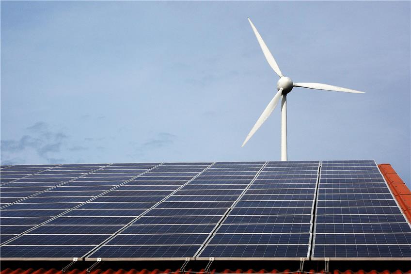 Windkraft und Photovoltaikanlage: Erneuerbare Energien sollen laut der Initiative schneller ausgebaut werden. Bild: Karl-Heinz Kuball