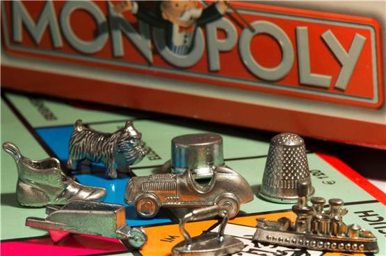 Wird jetzt noch tübingerischer als eh schon: das klassische Monopoly-Feld mit Spielfiguren. Bild: Jens Büttner / dpa