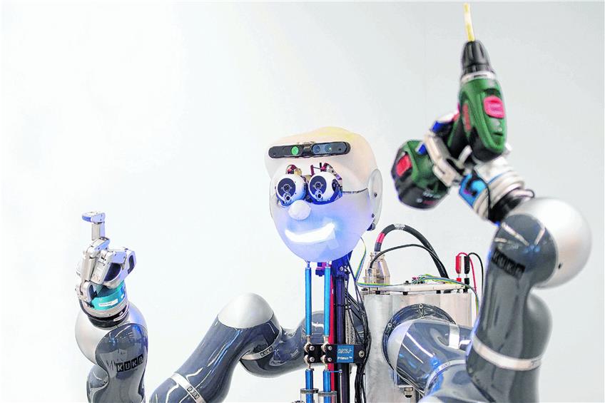 Wissenschaftler des MPI entwickeln Algorithmen, mit denen der Roboter Apollo beispiels- weise lernt, einen Akkubohrer zu bedienen. Foto: Wolfram Scheible für MPI-IS