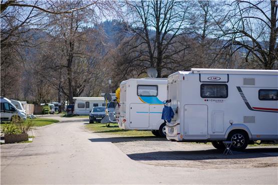 Wohnmobile stehen auf einem Campingplatz. Foto: Philipp von Ditfurth/dpa