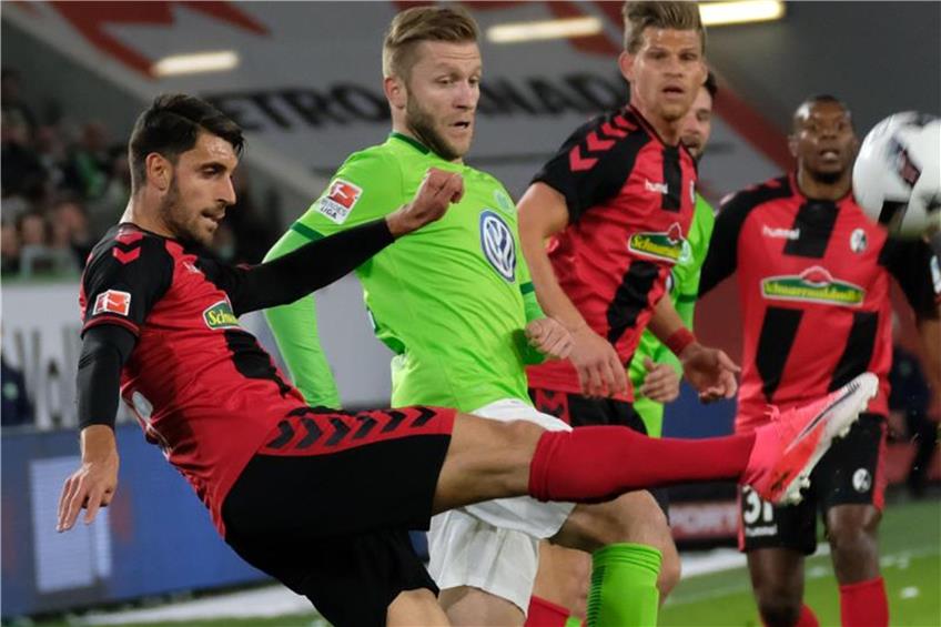 Wolfsburgs Blaszczykowski und Freiburgs Vincenzo Grifo (l) kämpfen um den Ball. Foto: Peter Steffen dpa