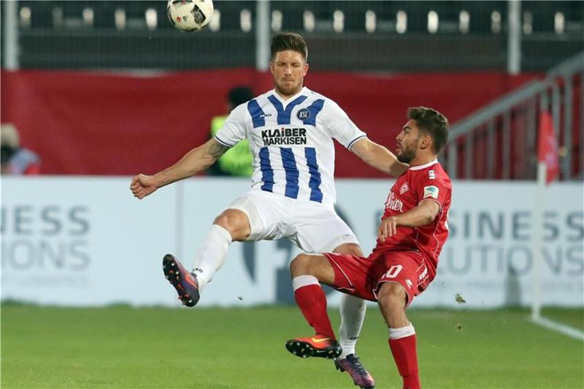 Würzburger Nejmeddin Daghfous (r) kämpft mit Karlsruher Dennis Kempe um den Ball. Foto: Daniel Karmann dpa/lby