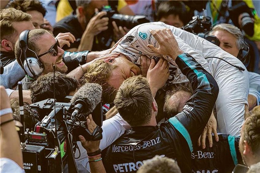 Wurde von seinem Team nach dem Sieg schon wie ein Champion empfangen: Mercedes-Pilot Nico Rosberg (oben). Foto: afp