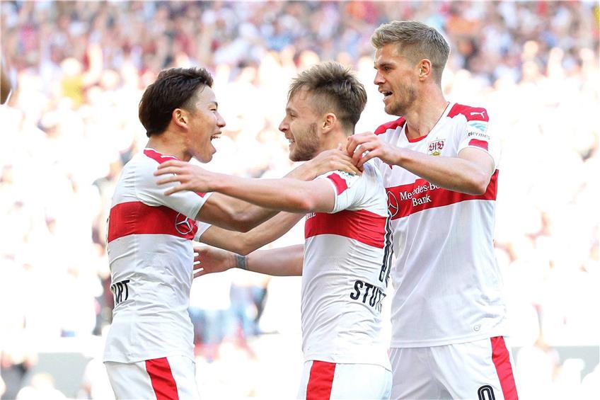 Zählt seit kurzem wieder zur VfB-Stammelf: Alexandru Maxim (Mitte) mit Simon Terodde (rechts) und Takuma Asano. Foto: dpa