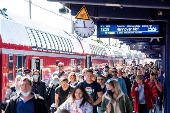 Zahlreiche Reisende kommen mit dem Zug am Bahnhof Norddeich Mole an. Foto: Sina Schuldt/dpa/Symbolbild