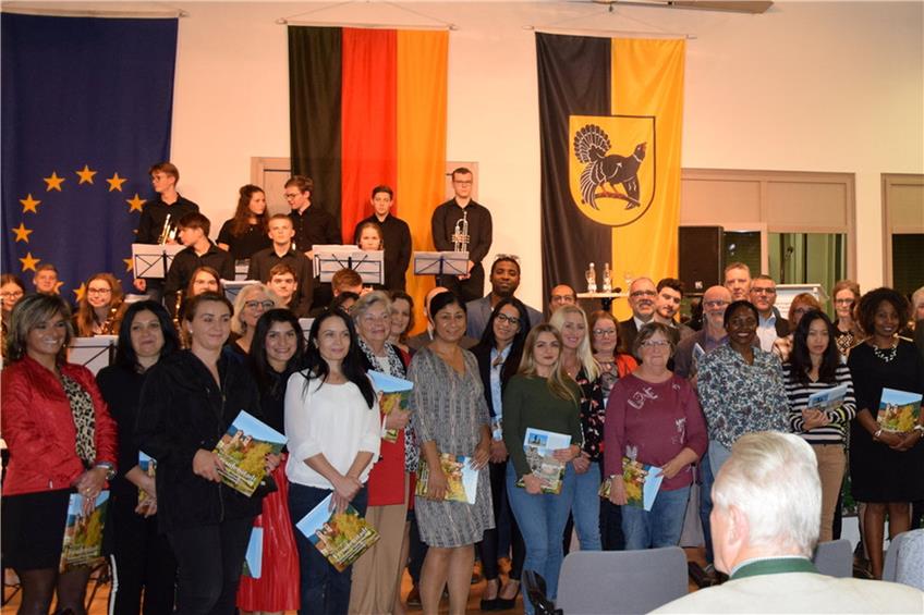 Zahlreiche neue Bürger des Landkreises waren der Einladung zur offiziellen Feier im Kienbergsaal des Kurhauses gefolgt.Bilder: Monika Schwarz