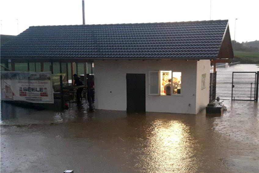 Zeitweise waren SVE-Mitglieder aufgrund der Überflutung im Vereinsheim eingeschlossen.Bilder: Feinler