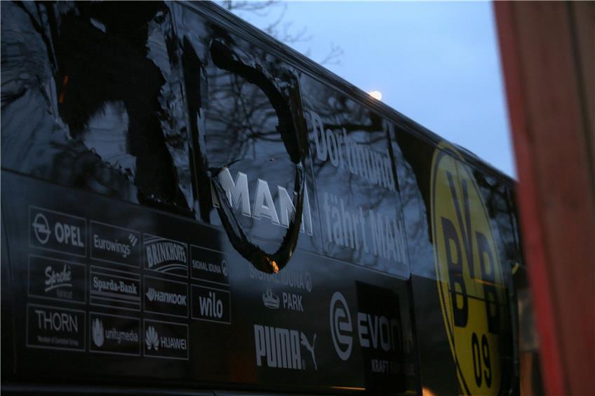 Zerstörte Scheibe: Der BVB-Bus nach dem Anschlag. Foto: dpa