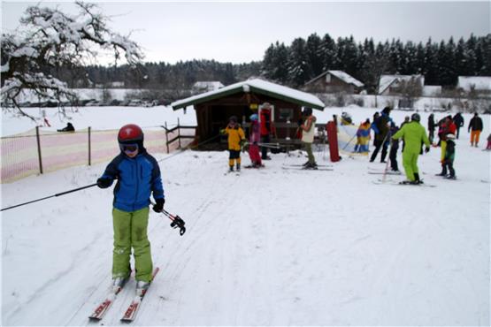 Zieht auch bei dünner Schneeauflage den Berg hinauf: der Stokinger Kinderlift. Bild: Hannes Kuhnert