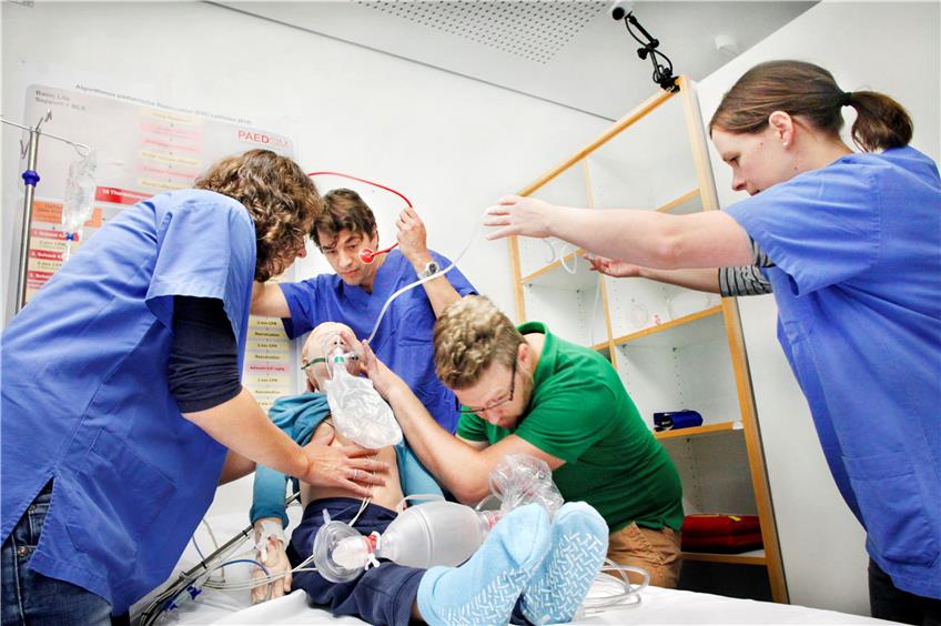 Ziemlich echt sieht es aus, wenn die Mediziner der Tübinger Kinderklinik mit einer Simulationspuppe üben. Hier wird „Paul“ versorgt, ein Modell, das einen acht Jahre alten Jungen nachbildet. Archivbild: Faden