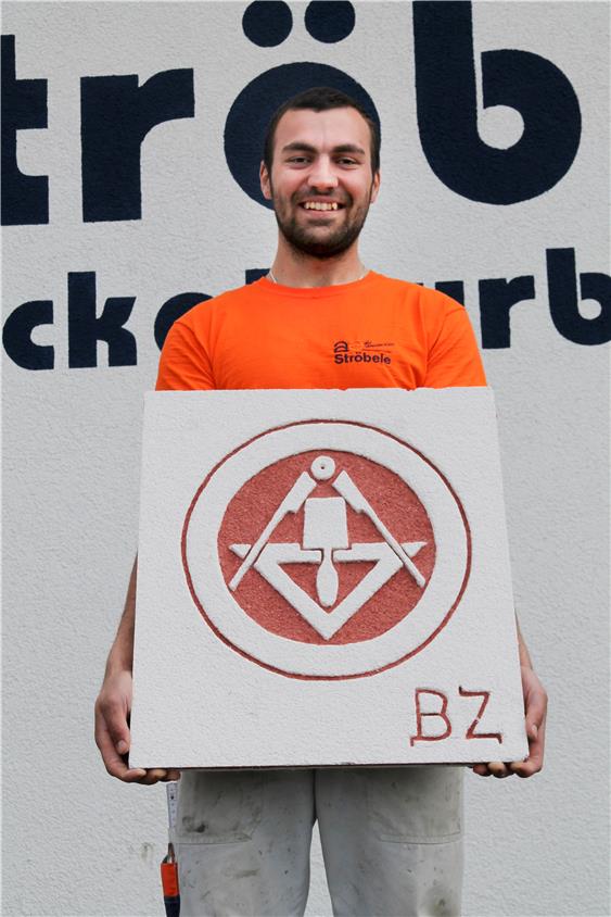 Zoltan Boros macht bei der Firma Ströbele in Hirrlingen eine Ausbildung zum Stuckateur. Das Putz-Relief zeigt das Innungszeichen der Stuckateure. Bild: Henning