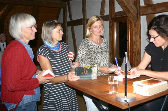 Zsuzsa Bank signierte nach der Lesung in der Zehntscheuer ihre Bücher, Bild: Gerhard Keck