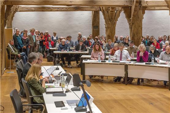 Zu Beginn der Sitzung des Tübinger Gemeinderats waren die Gegner der Amazon-Ansiedlung noch ruhig. Bild: Ulrich Metz