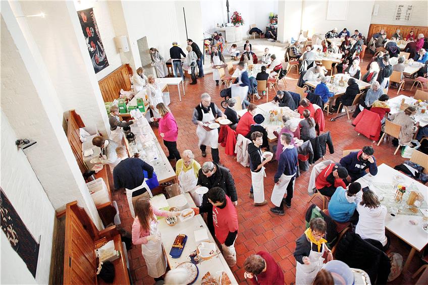 Zu Kartoffelsuppe mit Graupen kamen am Samstag zirka 150 Gäste in die Tübinger Vesperkirche.Bild: Faden