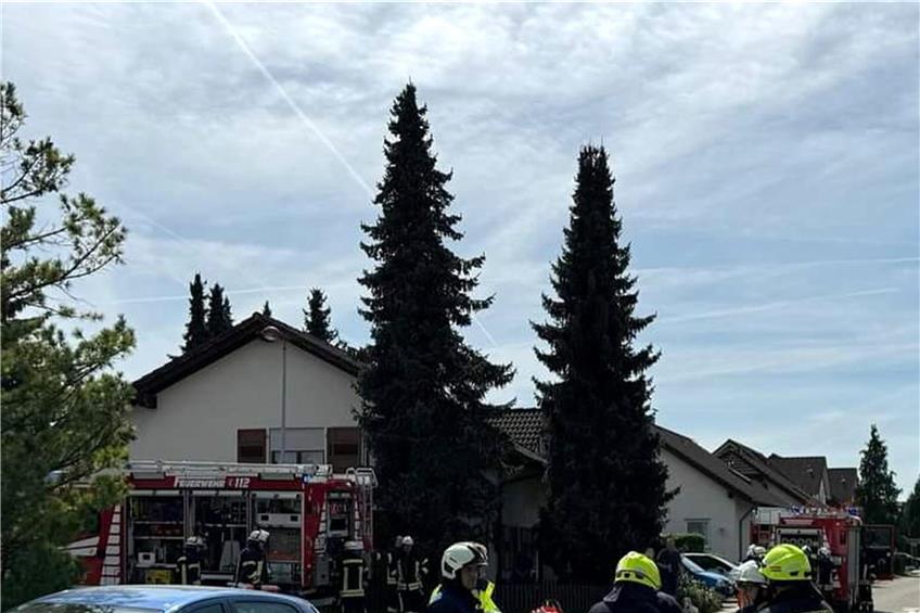 Zu einem Dachstuhlbrand inVöhringen rückten am Sonntag drei Feuerwehrabteilungen zum Löschen aus.Privatbild