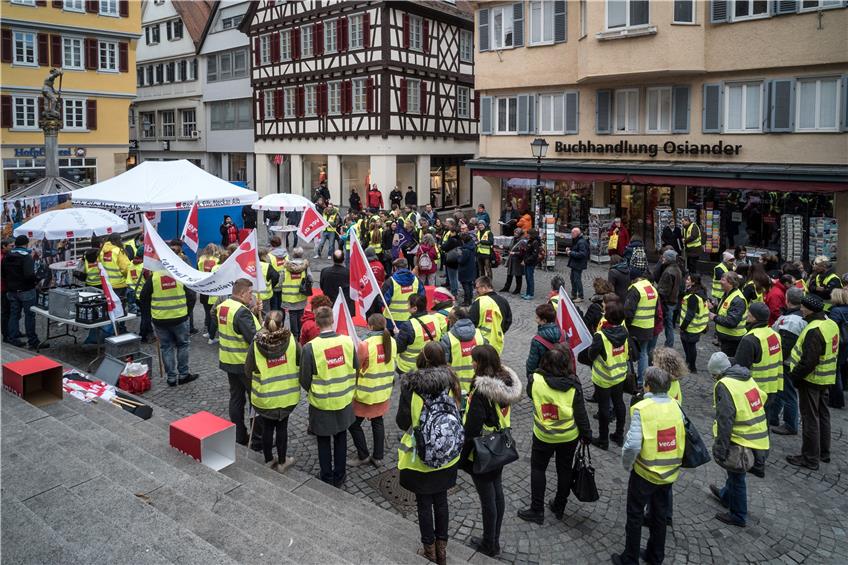 Zuletzt streikten Mitarbeiter des öffentlichen Dienstes Anfang März (hier eine Kundgebung auf dem Tübinger Holzmarkt). Archivbild: Metz